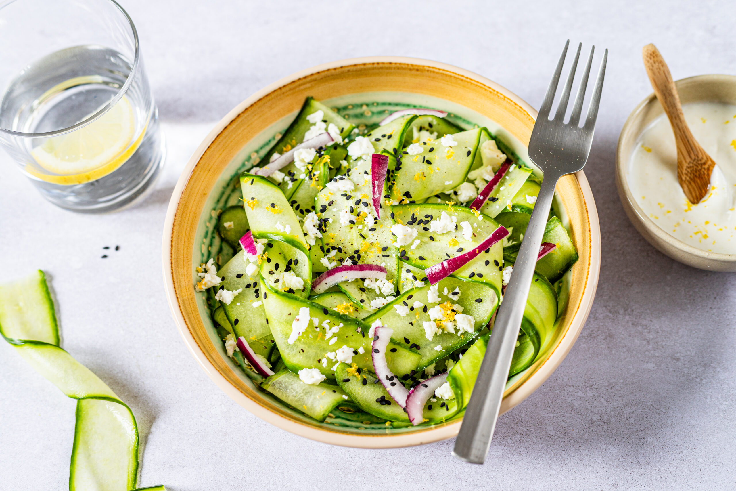 Recette Salade de concombre feta et sauce au yaourt grec - CookingViaje ...